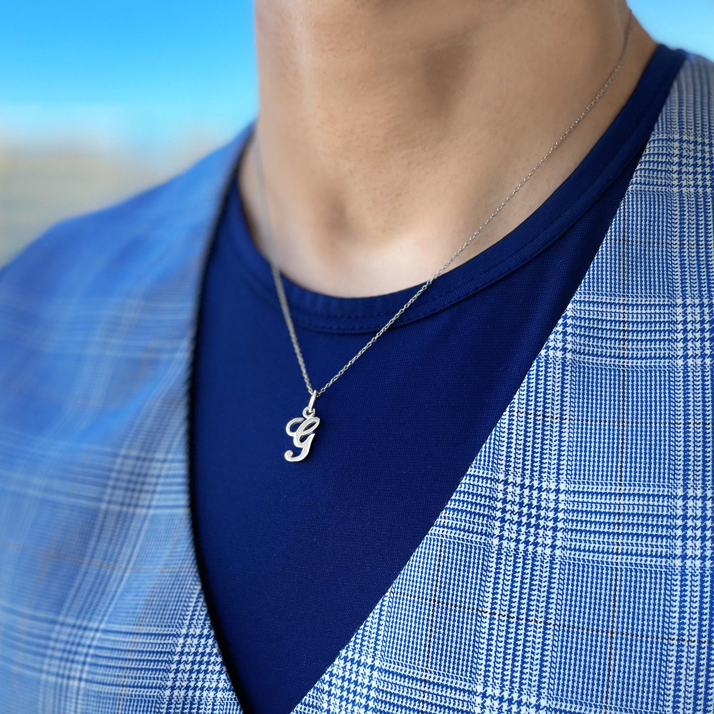 ネーム イニシャル ネックレス メンズ レディース シルバー 925 シンプル アルファベット (G) チャーム、メンズフィッティングイメージ
