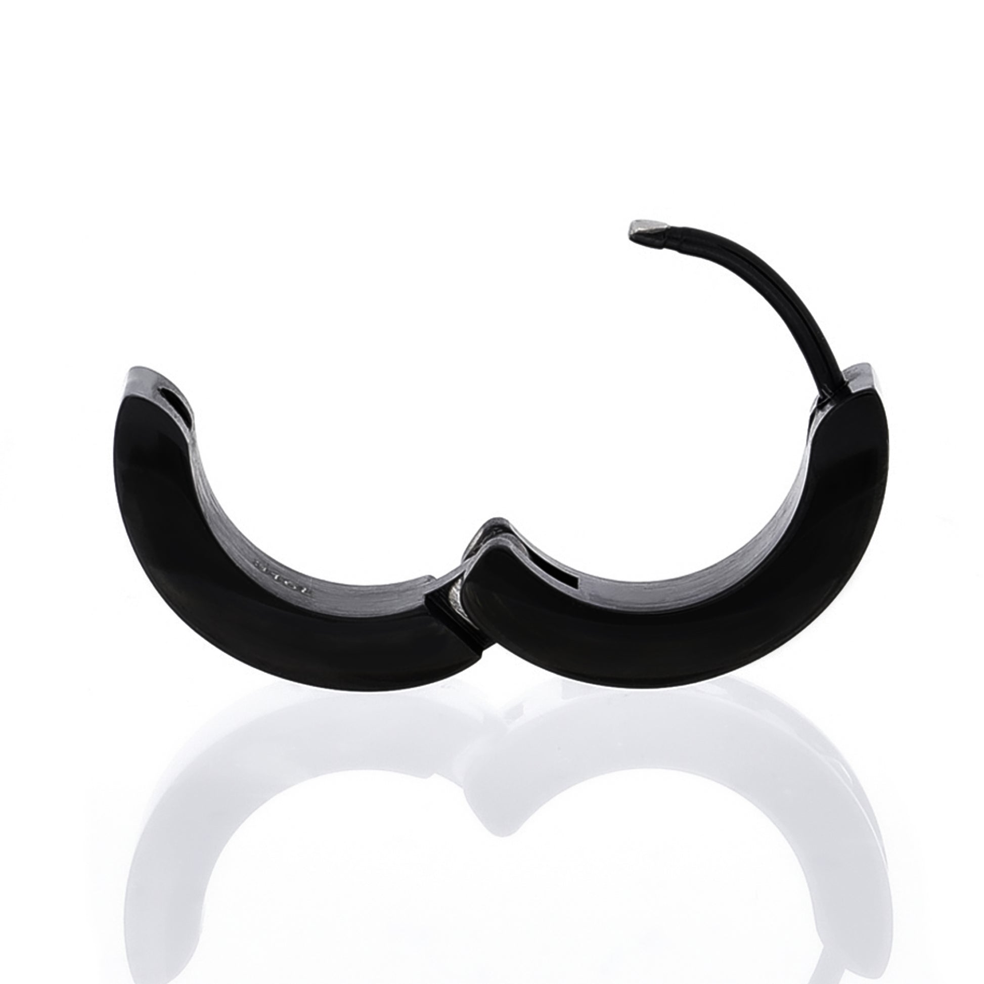 Truelements ブラックステンレス フープピアス 開いた状態のサイドビュー シンプルでおしゃれなデザイン