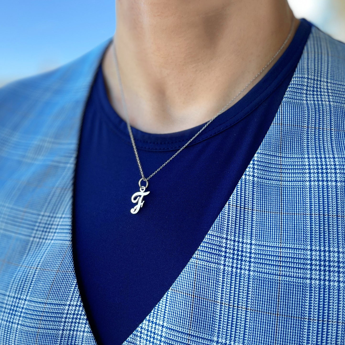 ネーム イニシャル ネックレス メンズ レディース シルバー 925 シンプル アルファベット (F) チャーム、メンズフィッティングイメージ