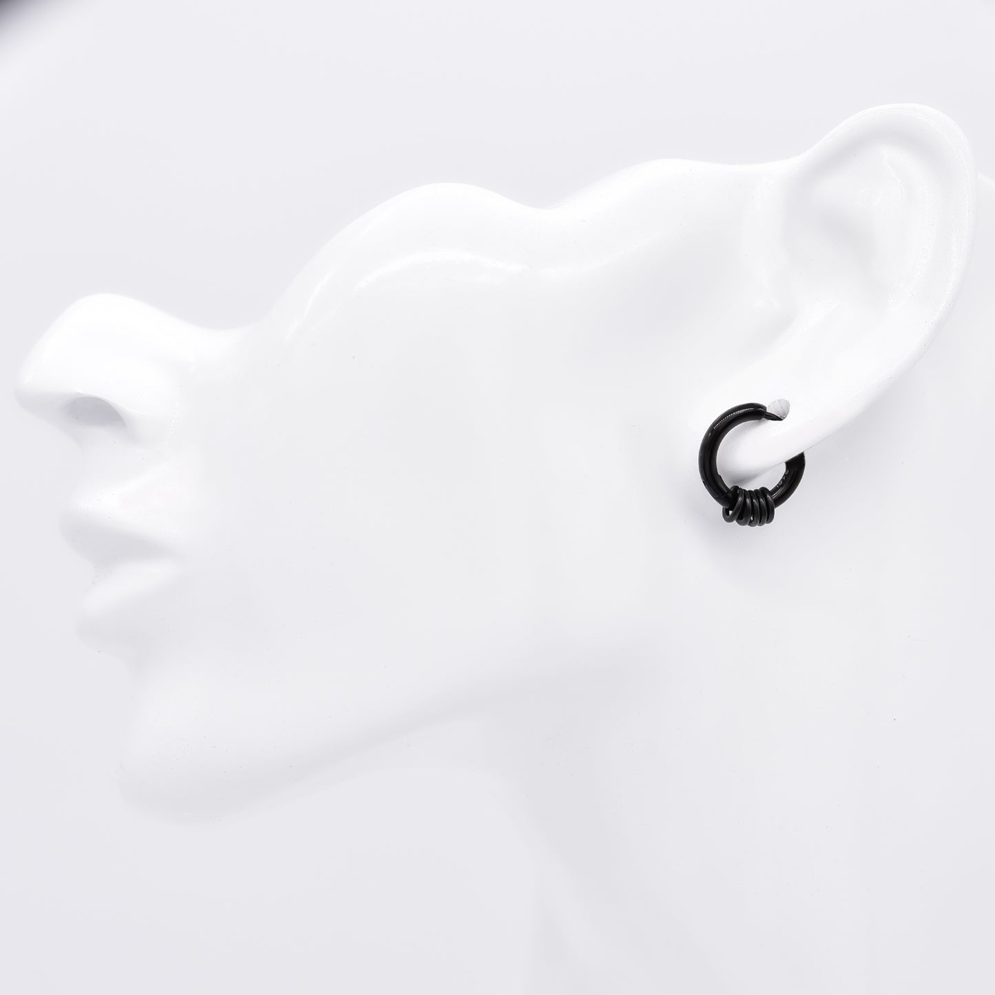 Truelements メンズフープピアス 装着イメージ 5連リング付き ブラックイオンプレーティング サージカルステンレス 316L