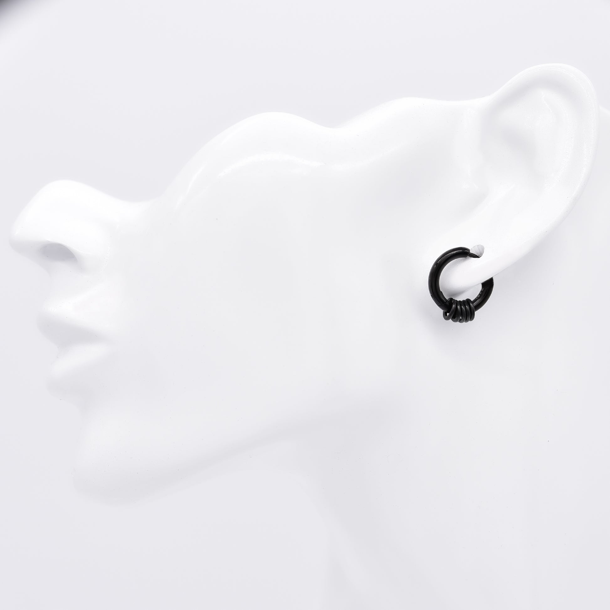 Truelements メンズフープピアス 装着イメージ 5連リング付き ブラックイオンプレーティング サージカルステンレス 316L