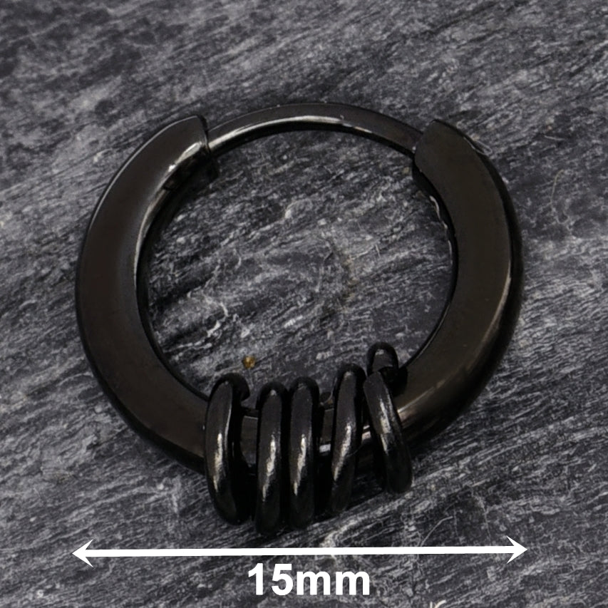 Truelements メンズピアス スタイリング例 5連リング付きシンプルフープデザイン ブラックイオンプレーティング