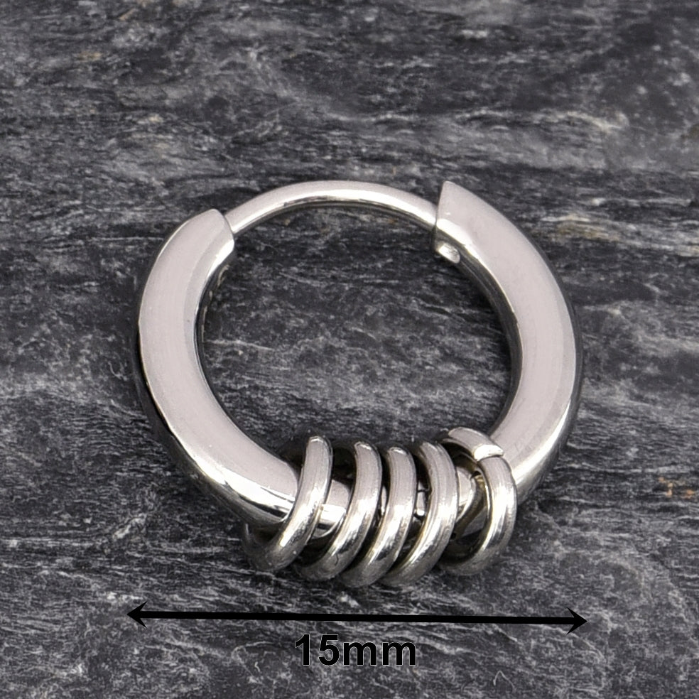 Truelements メンズピアス スタイリング例 5連リング付きシンプルフープデザイン サージカルステンレス シルバー