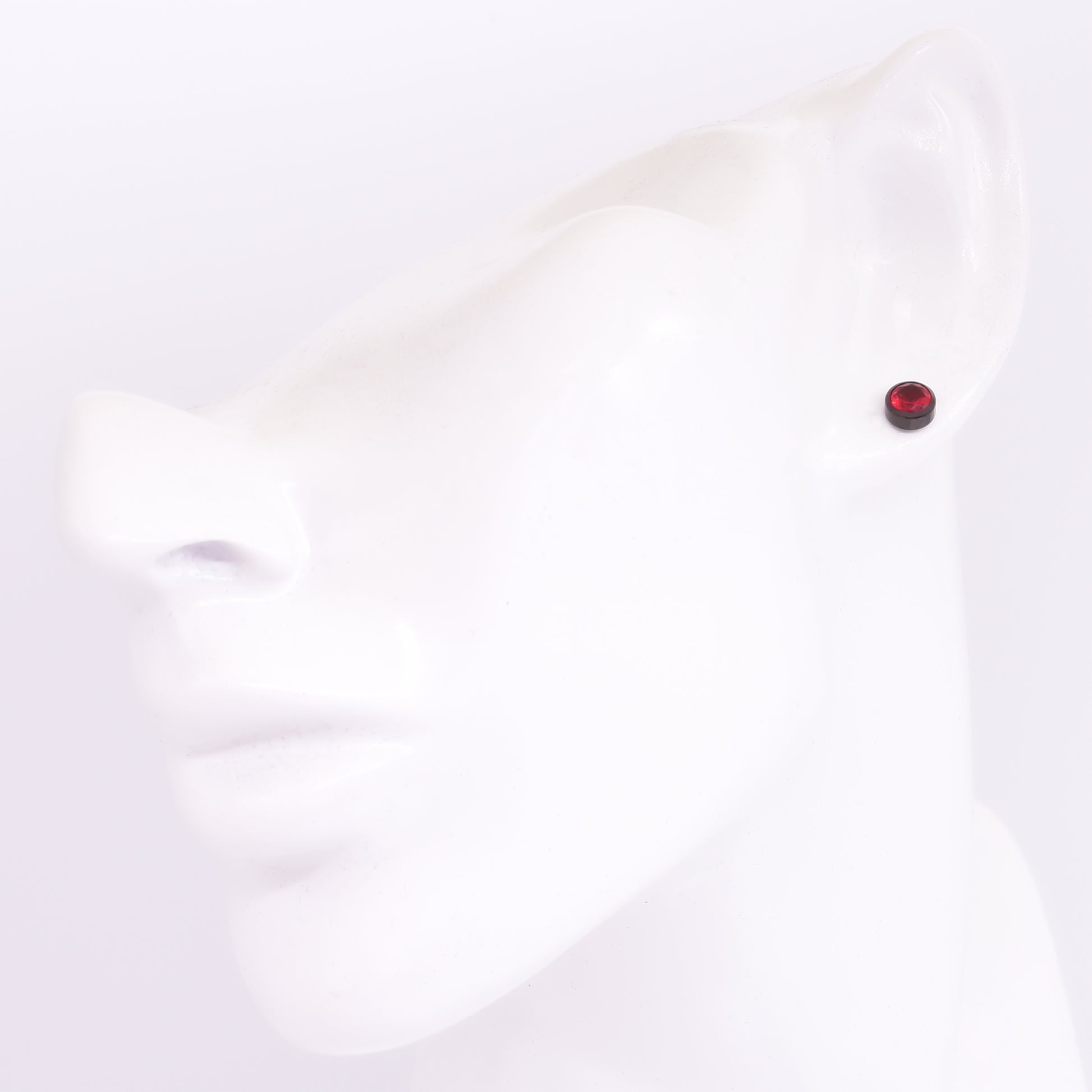 Truelements メンズ ピアス ブラック サージカル ステンレス シンプル スタッド レッド ジルコニア 装着イメージ (5mm)