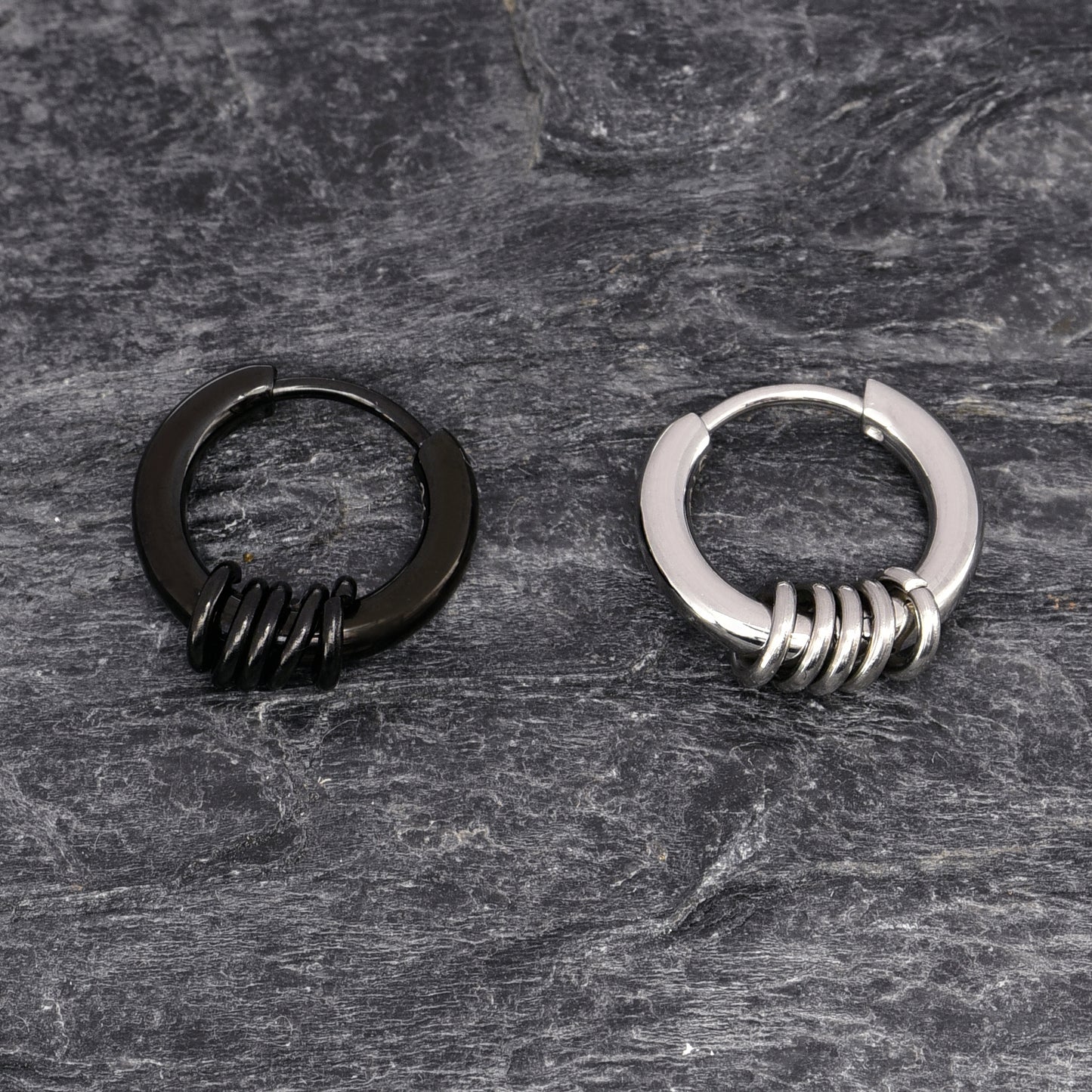 Truelements フープピアス カラーオプション ブラックイオンプレーティングとシルバー 5連リング付き