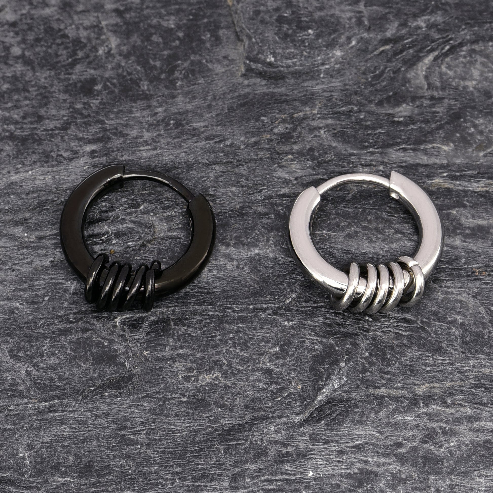 Truelements フープピアス カラーオプション ブラックイオンプレーティングとシルバー 5連リング付き