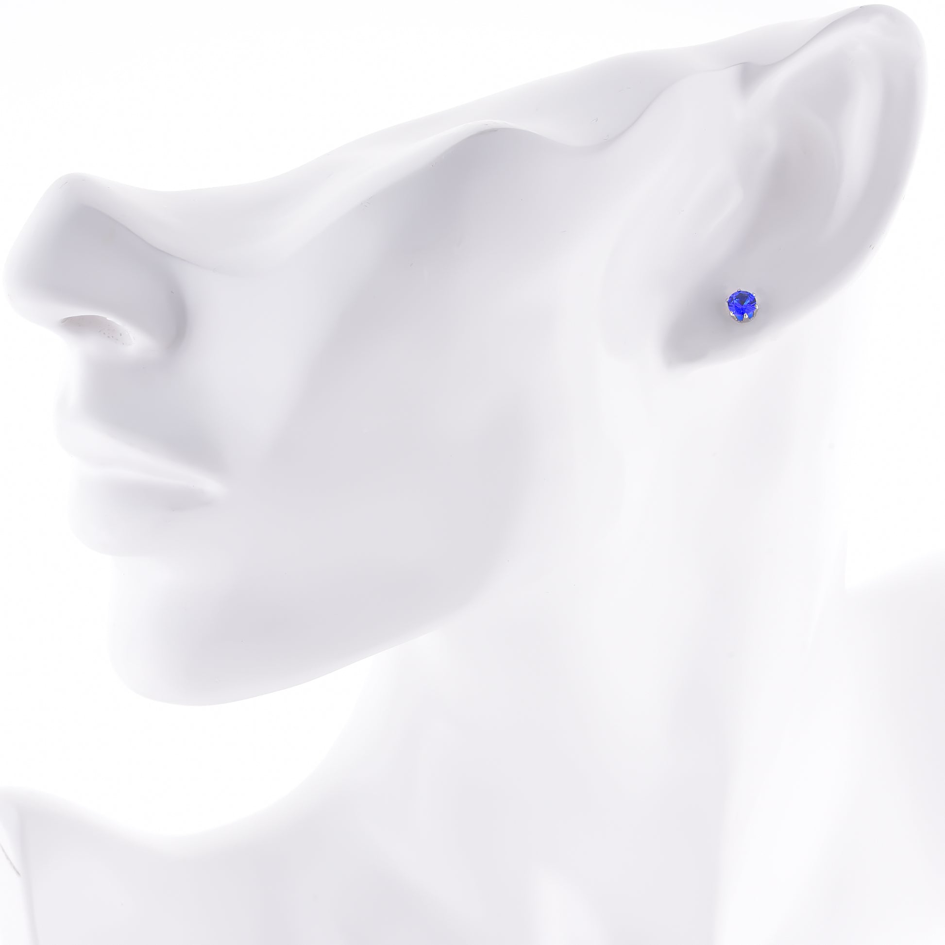 メンズピアス 着用イメージ – Truelements 王冠デザイン 4mmブルージルコニア スタッドピアス(片耳用)