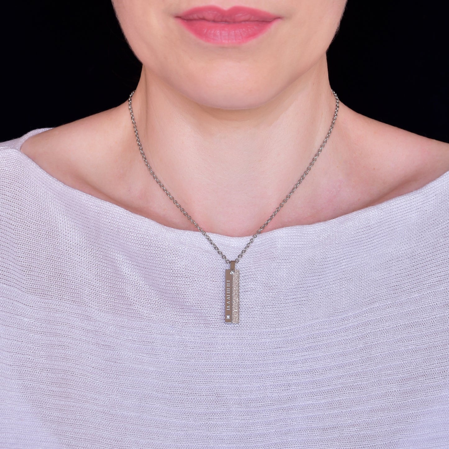ペアネックレス カップル お揃い シルバー ネックレス 金属 アレルギー 316L サージカル ステンレス ローマ数字 プレート ペンダント トップ ジルコニア、レディースフィッティングイメージ