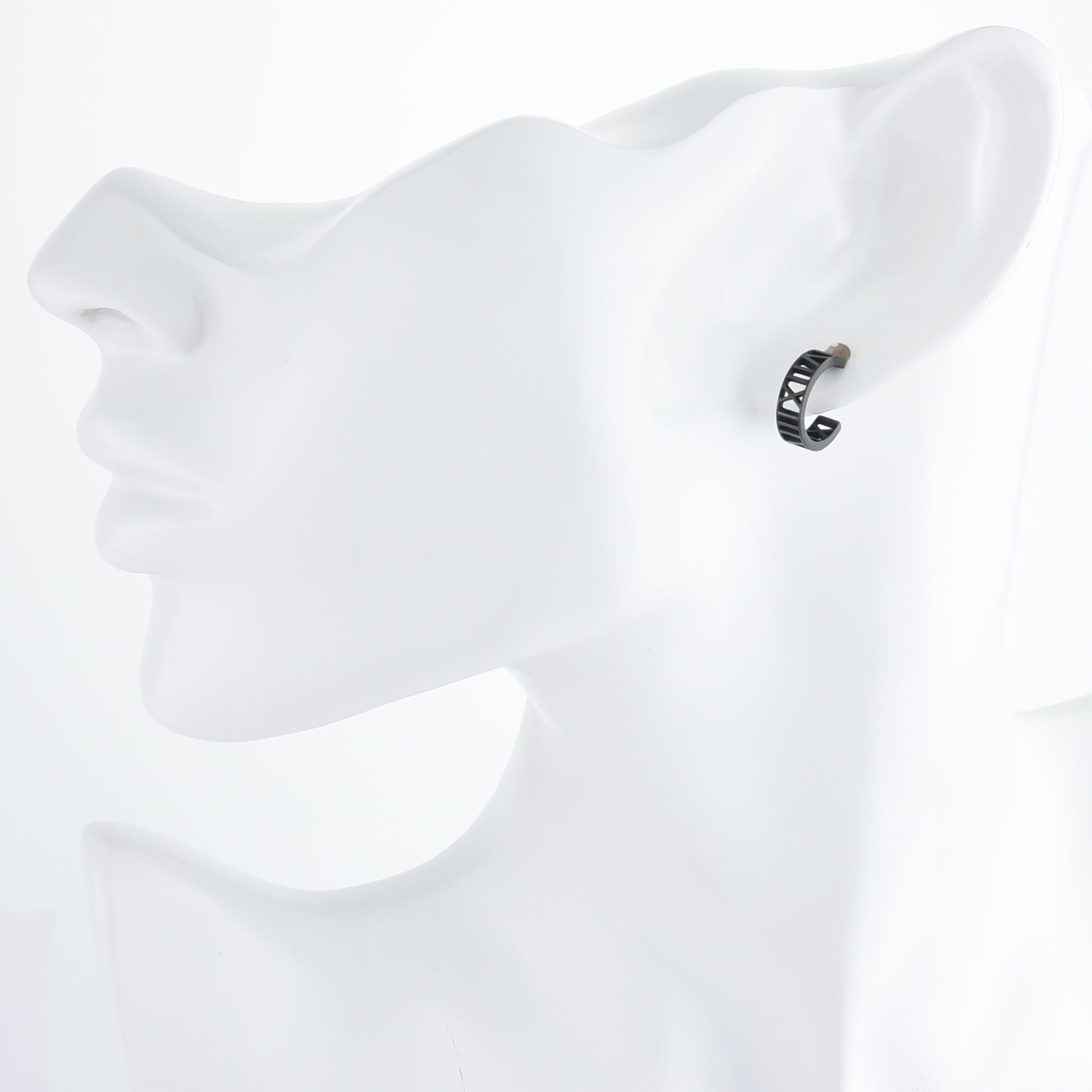 レディースピアスローマ数字ハーフフープブラックスタッズ両耳用サージカルステンレス金属アレルギー 316L、フィッティングイメージ