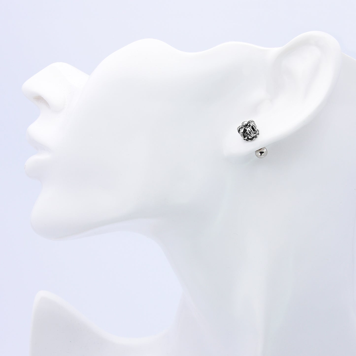 Truelements メンズ レディース 18g ピアス クラウン サージカルステンレス 316L 金属アレルギー対応 王冠 スタッド ネジ式 片耳用 ブラック ジルコニア シルバー 1個売り TEEST-0017 - 装着イメージ