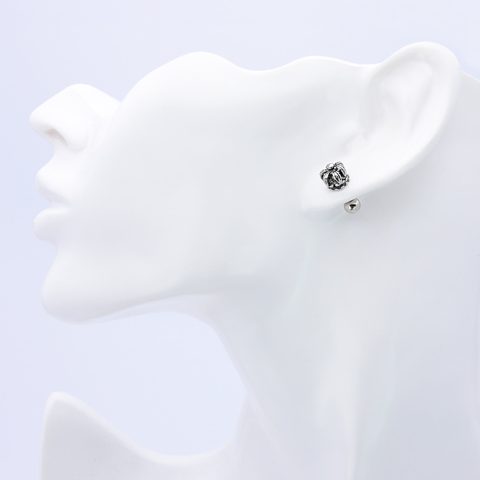 Truelements メンズ レディース 18g ピアス クラウン サージカルステンレス 316L 金属アレルギー対応 王冠 スタッド ネジ式 片耳用 ブラック ジルコニア シルバー 1個売り TEEST-0017 - 装着イメージ