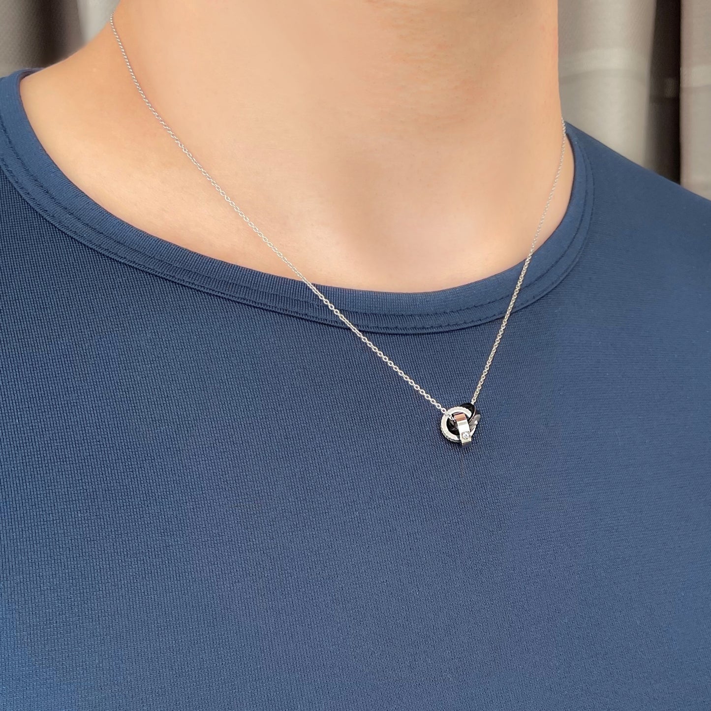 カップル お揃い ペア ネックレス 3連リング シンプル シルバー チャーム サージカル ステンレス 金属 アレルギー 316l ブラック & ピンクゴールド スリーリング サークル ペンダント トップ ジルコニア、メンズフィッティングイメージ
