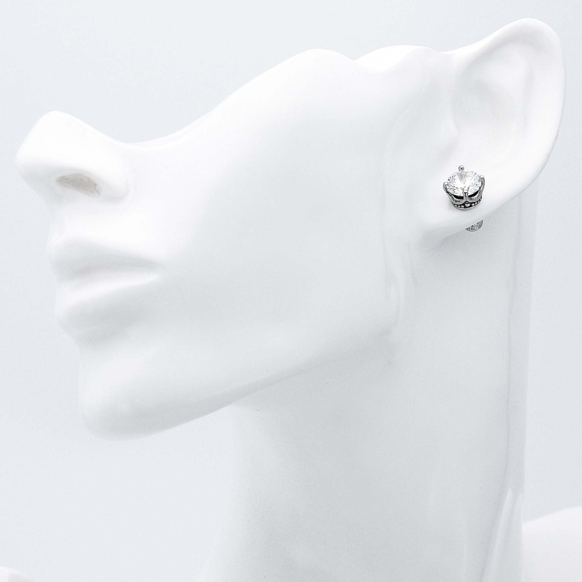 Truelements メンズ レディース 18g ピアス クラウン サージカルステンレス 316L 金属アレルギー対応 王冠 スタッド ネジ式 片耳用 クリア ジルコニア 8mm シルバー 1個売り TEEST-0015 - 装着イメージ