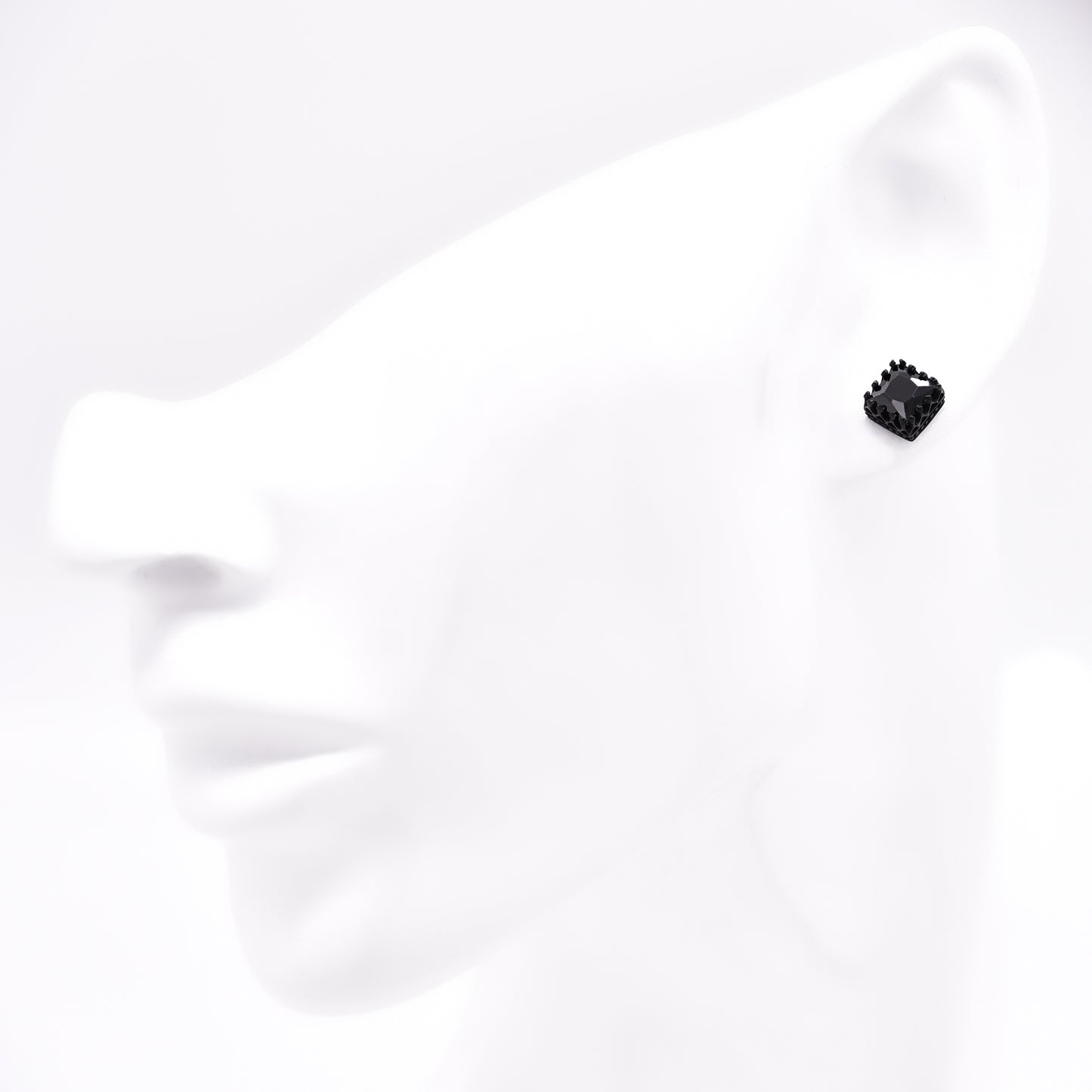 レディースピアス ブラック王冠 サージカルステンレス金属アレルギー 316l 四角クラウンスタッズ一粒黒ジルコニア両耳用、フィッティングイメージ