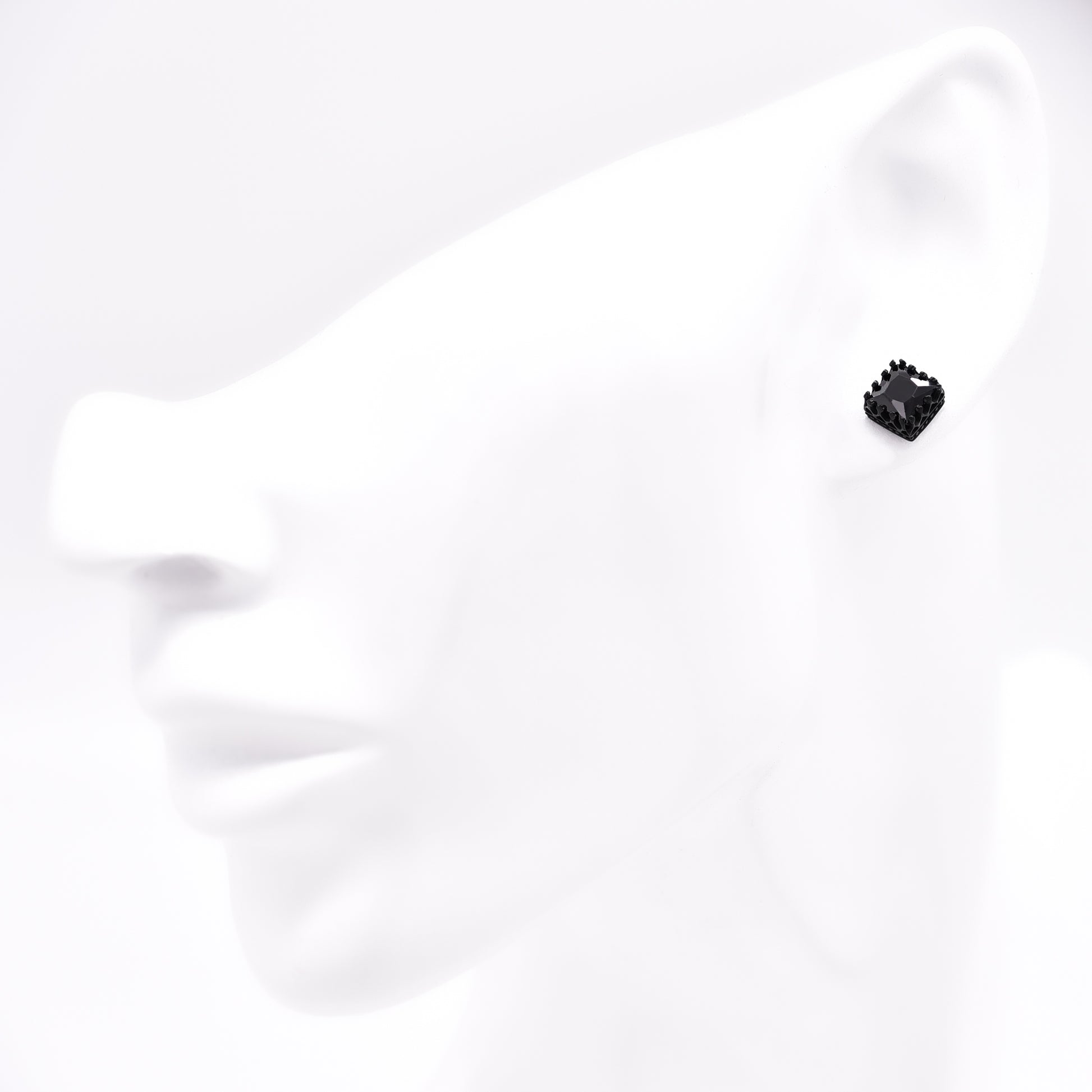 メンズピアスブラック王冠 サージカルステンレス金属アレルギー 316l 四角クラウンスタッド一粒黒ジルコニア、フィッティングイメージ