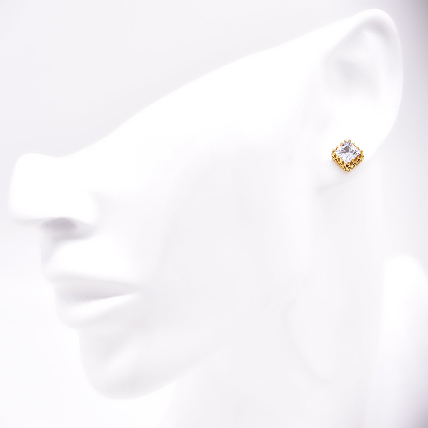 レディースピアス ゴールド王冠 サージカルステンレス金属アレルギー 316l 四角クラウンスタッズ一粒ジルコニア両耳用、フィッティングイメージ