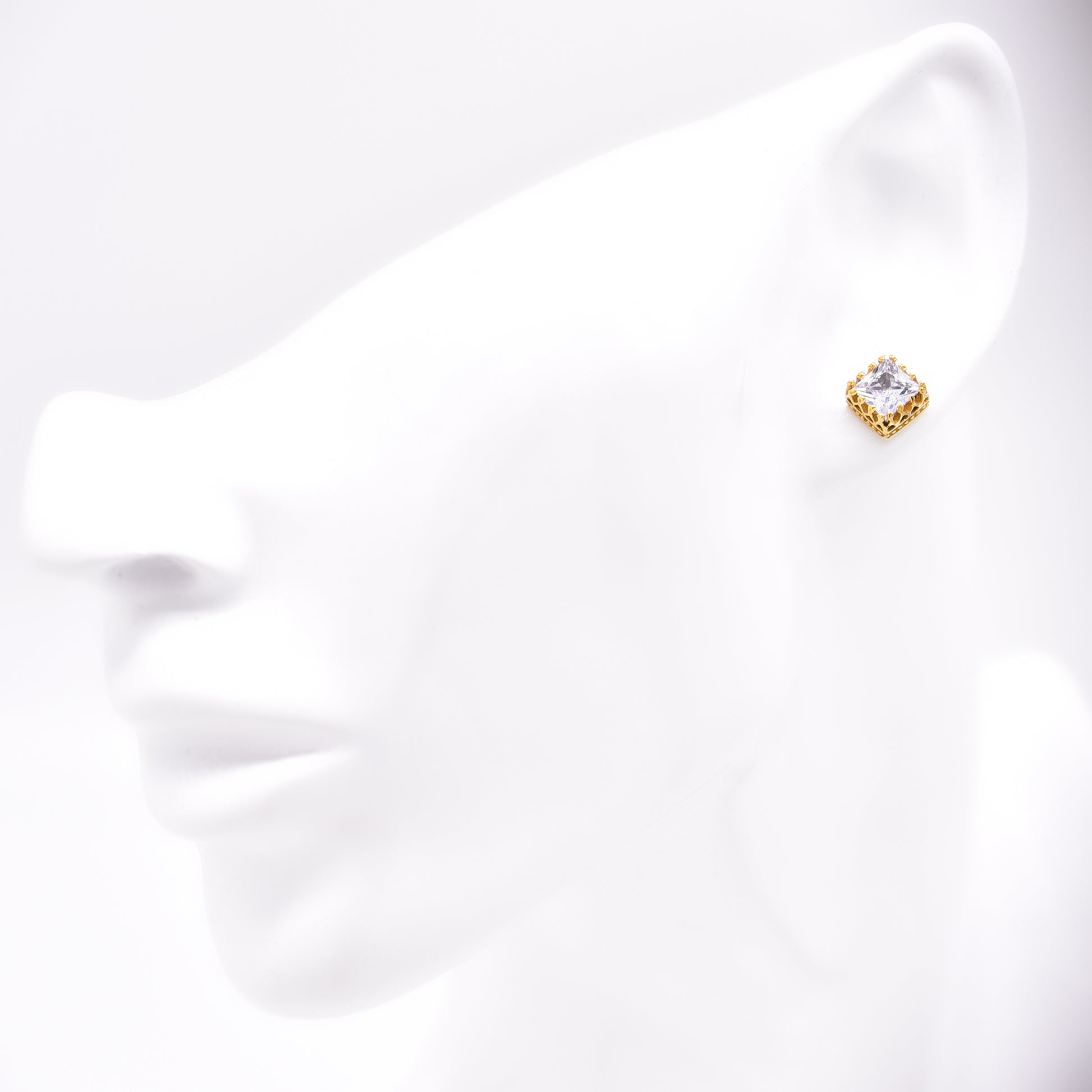 レディースピアス ゴールド王冠 サージカルステンレス金属アレルギー 316l 四角クラウンスタッズ一粒ジルコニア両耳用、フィッティングイメージ