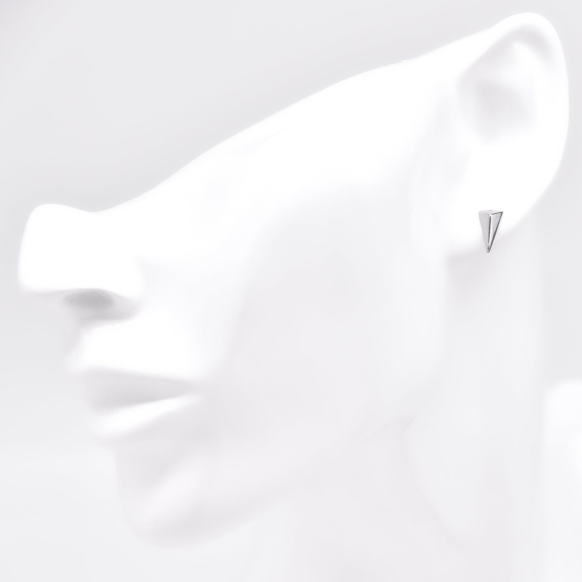 メンズ ピアス トライアングル ピラミッド シルバー スタッド サージカル ステンレス 金属 アレルギー 316l 片耳用、フィッティングイメージ