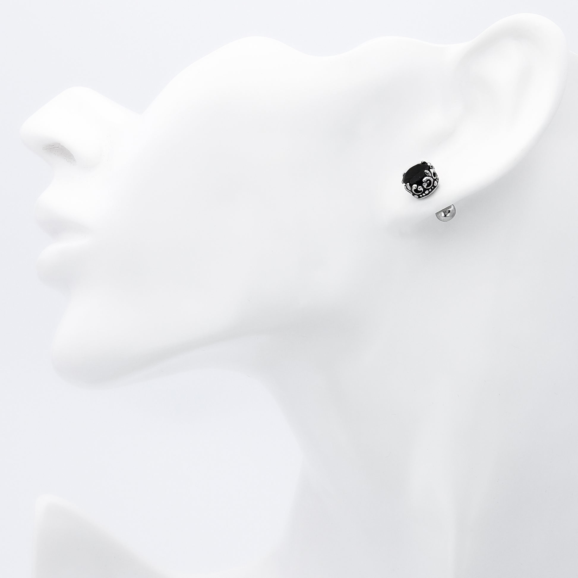 Truelements メンズ レディース 18g ピアス クラウン サージカルステンレス 316L 金属アレルギー対応 王冠 スタッド ネジ式 片耳用 ブラック ジルコニア 7mm シルバー 1個売り TEEST-0016 - 装着イメージ