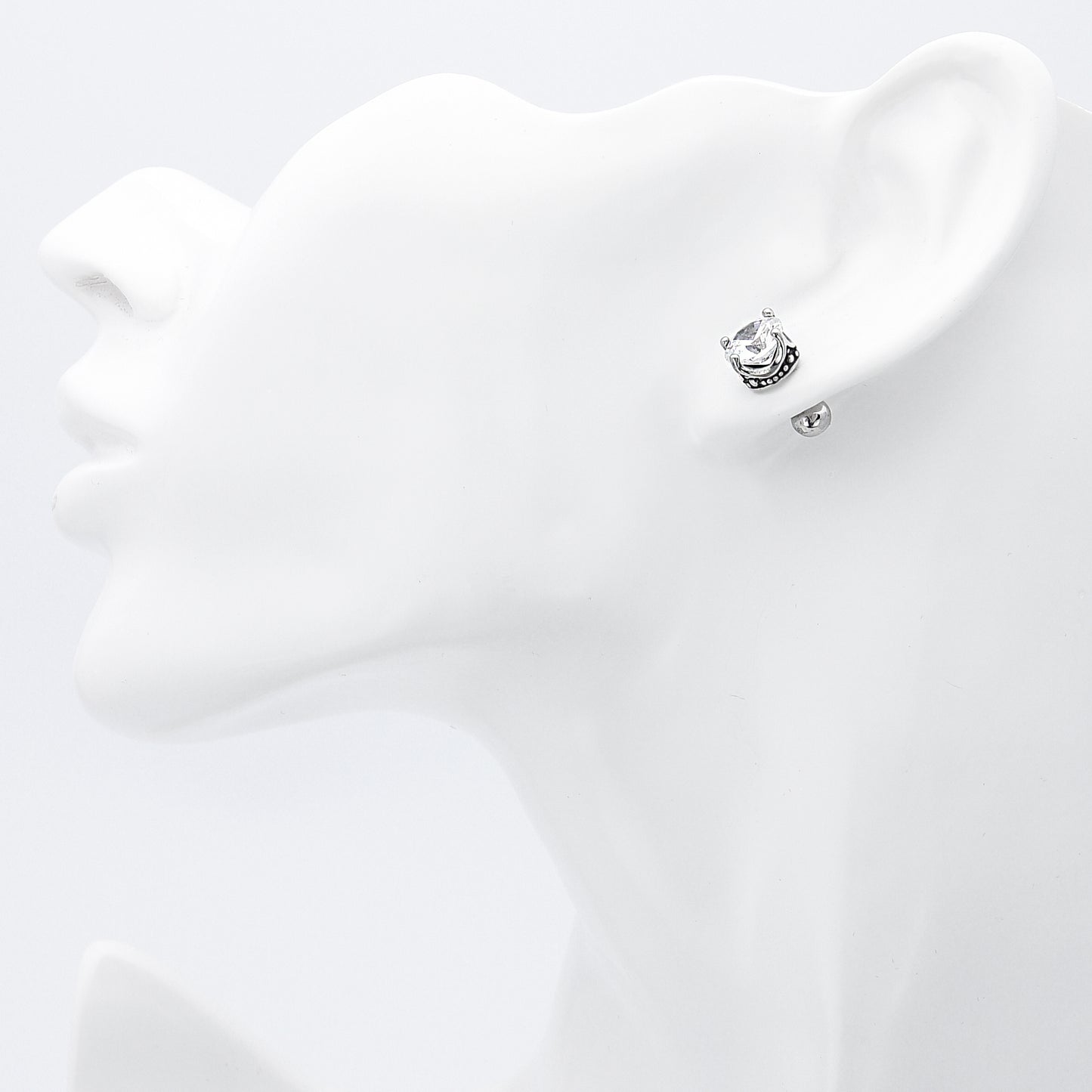 Truelements メンズ レディース 18g ピアス クラウン サージカルステンレス 316L 金属アレルギー対応 王冠 スタッド ネジ式 片耳用 クリア ジルコニア 8mm シルバー 1個売り TEEST-0015 - 装着イメージ