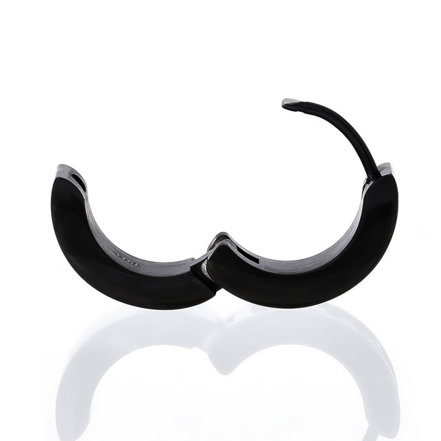 Truelements ブラックステンレス フープピアス 開いた状態のサイドビュー シンプルで上品なデザイン