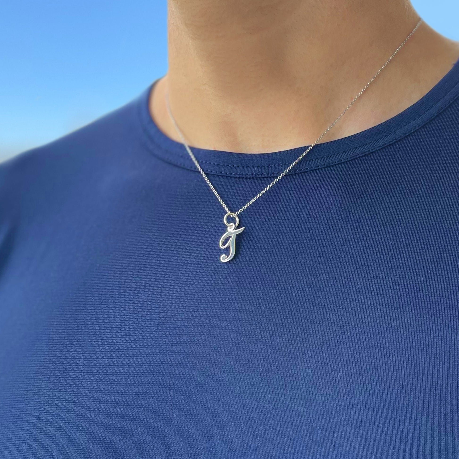 ネーム イニシャル ネックレス メンズ レディース シルバー 925 シンプル アルファベット (T) チャーム、メンズフィッティングイメージ