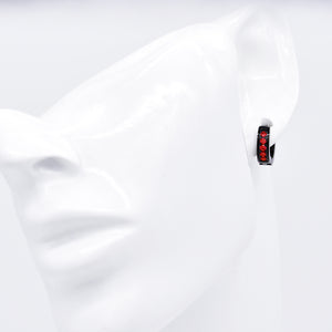 メンズ ピアス ブラック (黒) サージカル ステンレス シンプル フープ レッド (赤) クリスタルガラス ジルコニア 金属 アレルギー 316l リングピアス 片耳用、フィッティングイメージ