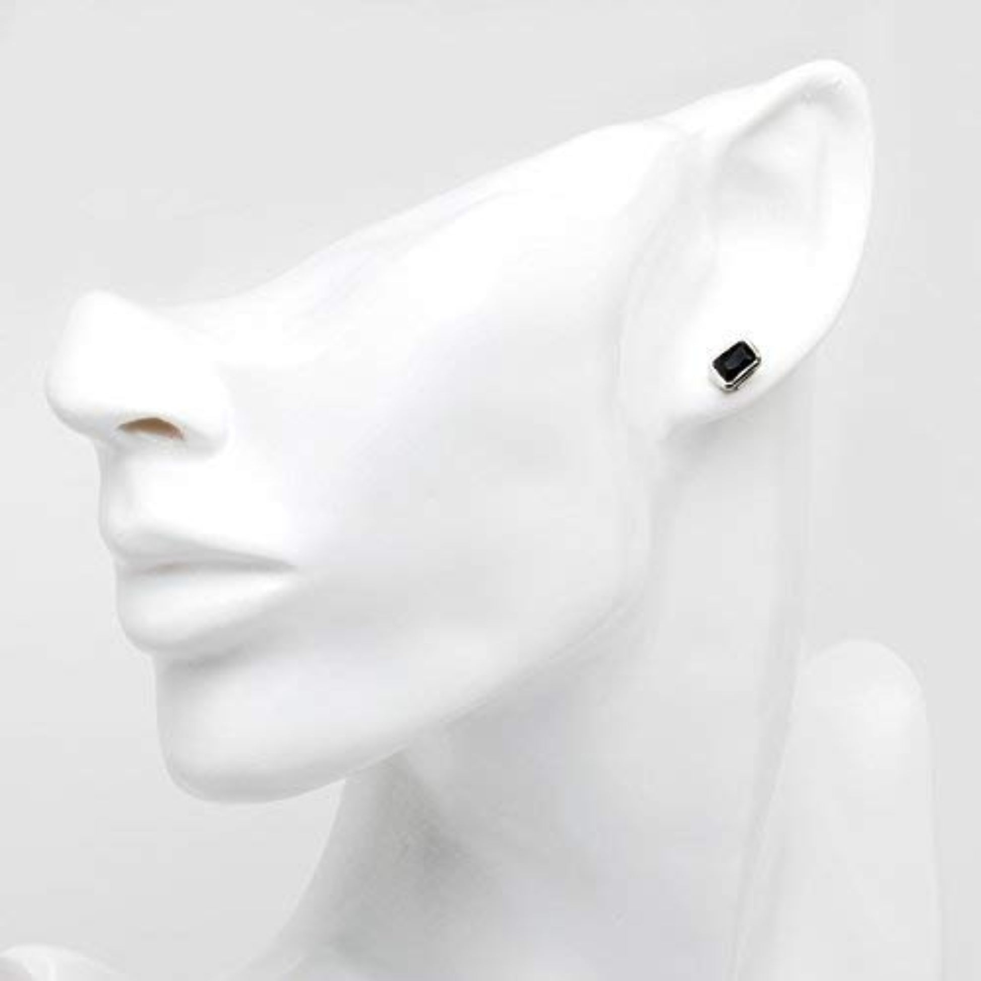 メンズ シルバー925 ブラックジルコニア 6×4mm スタッドピアス 着用イメージ