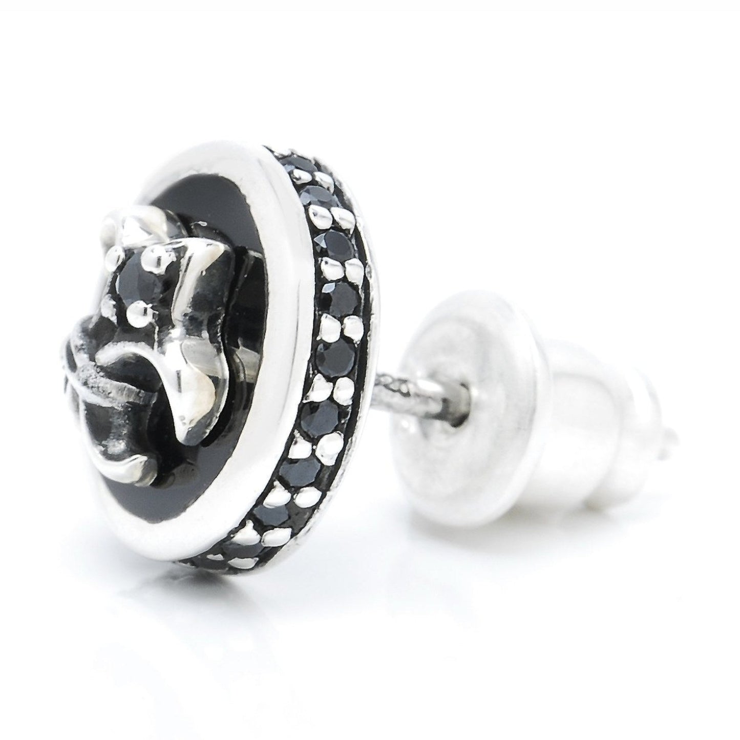 メンズ シルバー925 リリークロス オニキス 8mm スタッドピアス 着用イメージ