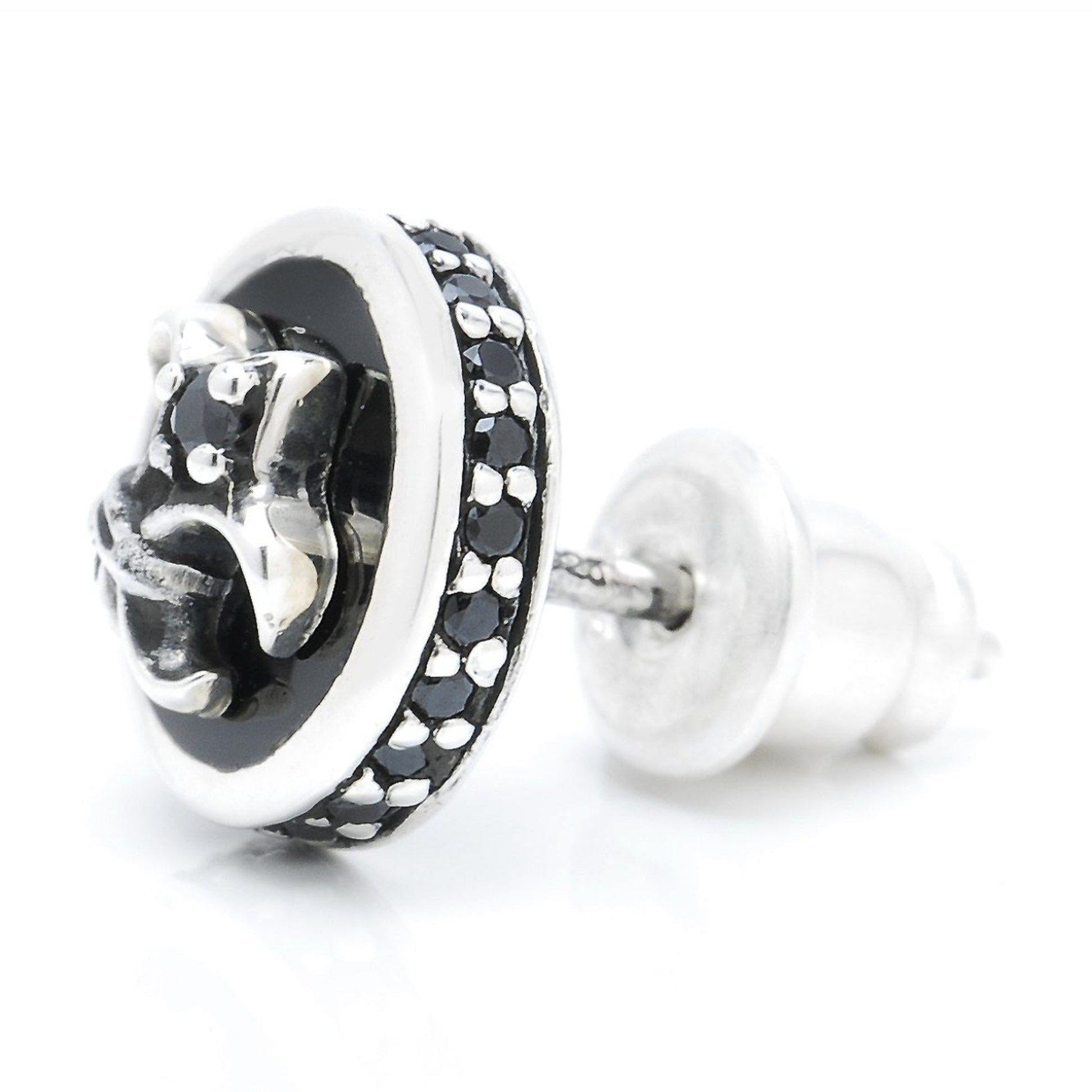 メンズ シルバー925 リリークロス オニキス 8mm スタッドピアス 着用イメージ