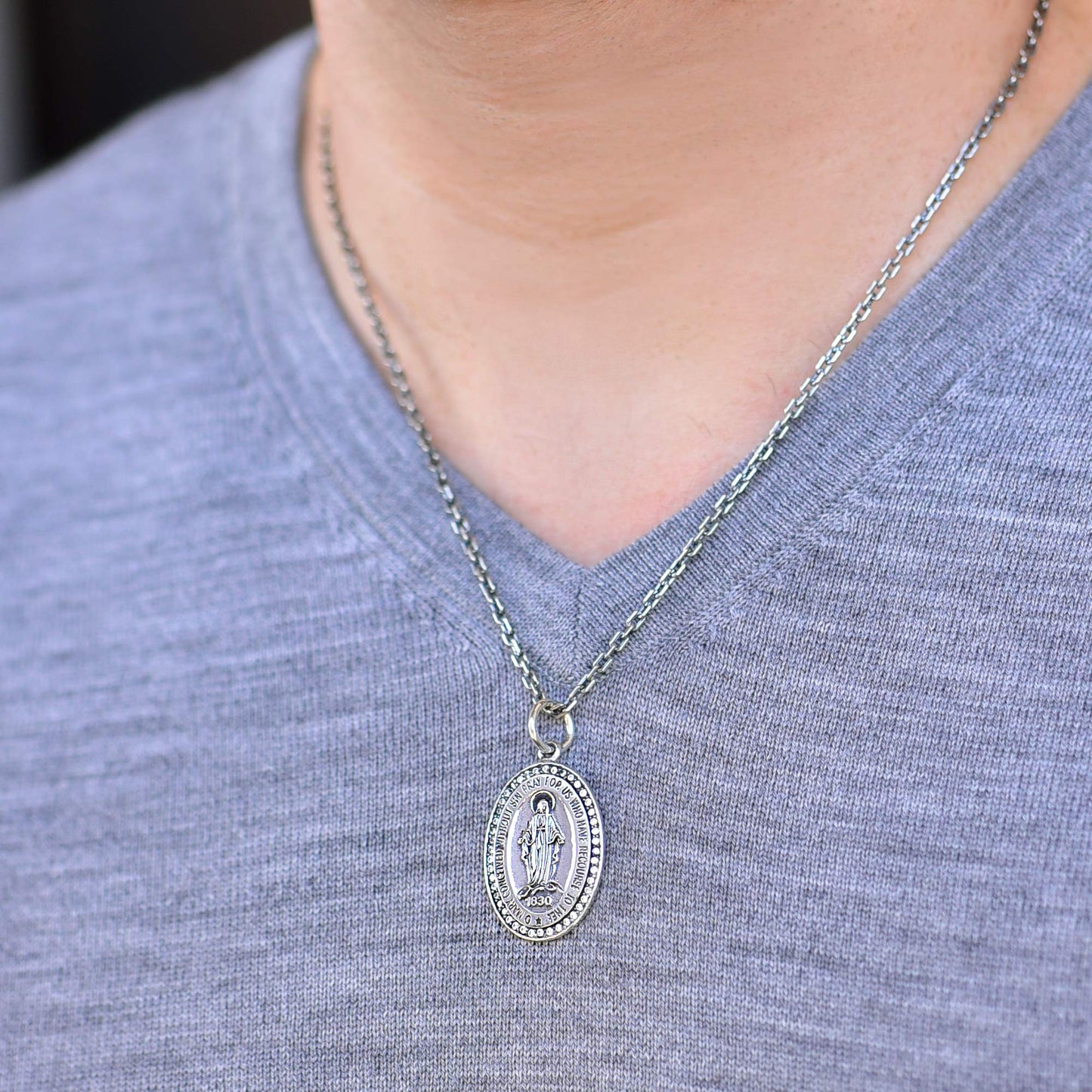 聖母マリア メダイネックレス メンズ着用イメージ