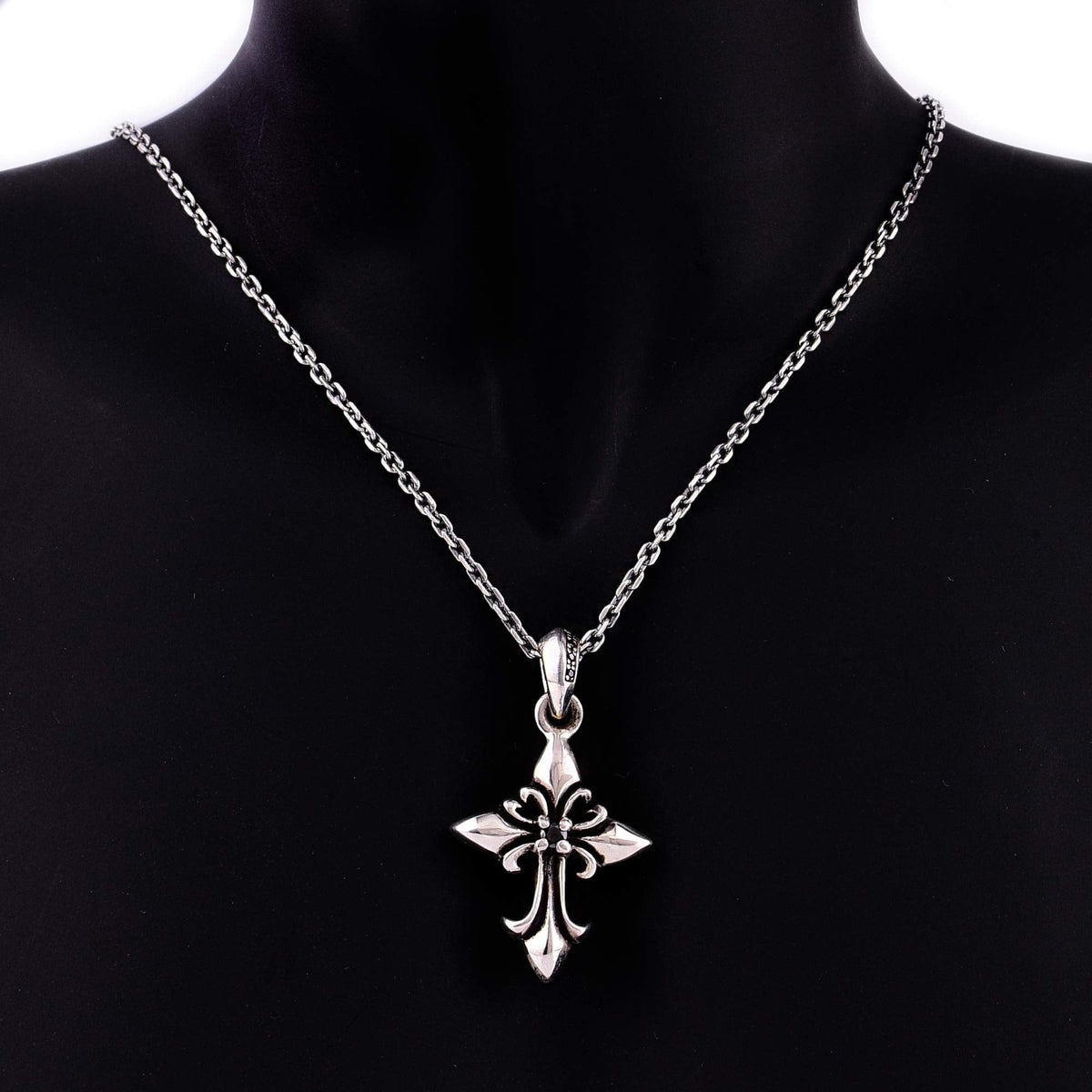 Truelements Jewelry silver 925 cross pendant with fleur-de-lis design and black cubic zirconia on a chain