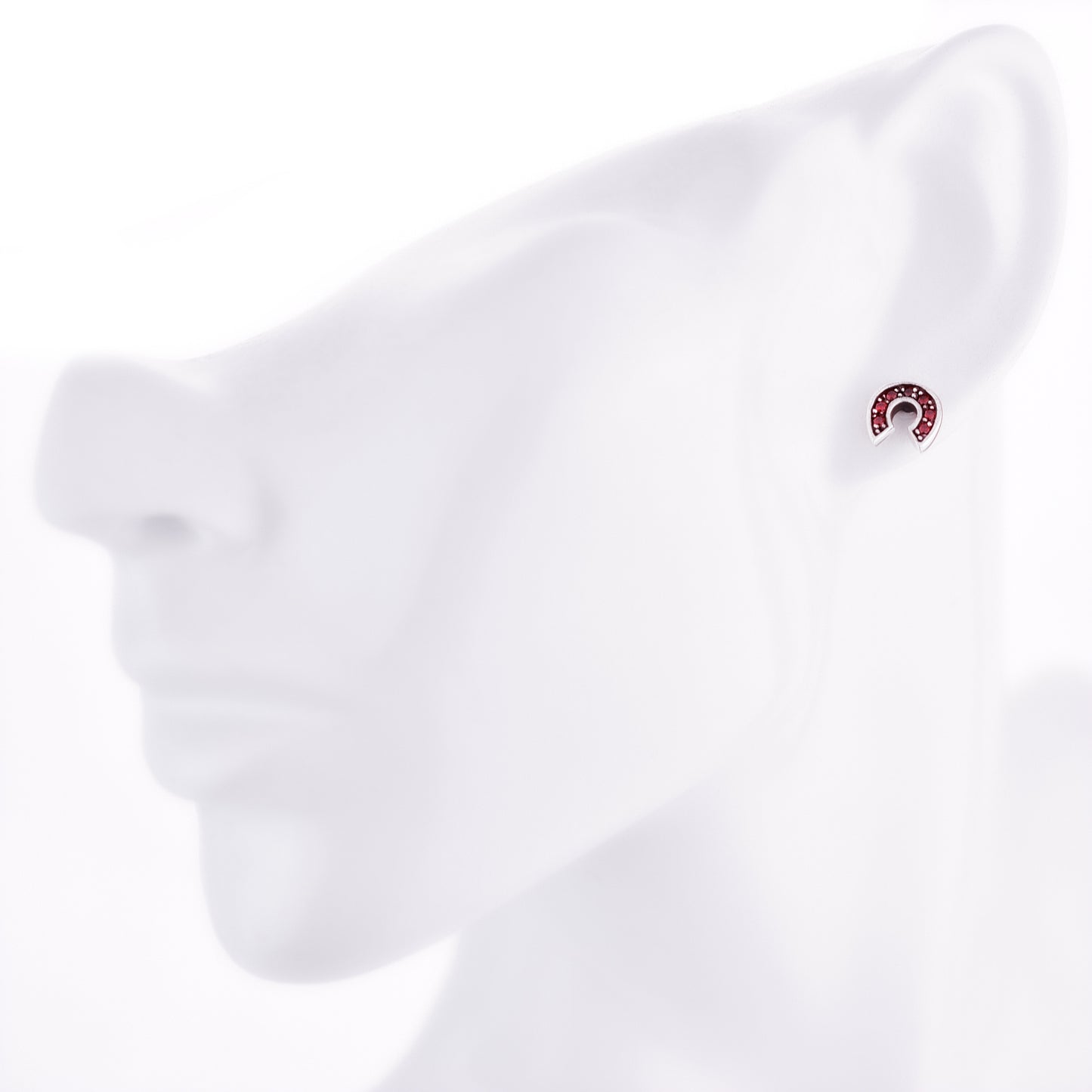 レディースピアス蹄鉄スタッドシルバー925幸運ホースシュー馬蹄レッドジルコニア両耳用、フィッティングイメージ