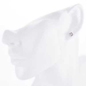 メンズピアスサイコロ シルバー 925スタッド 幸運ダイス 片耳用、フィッティングイメージ