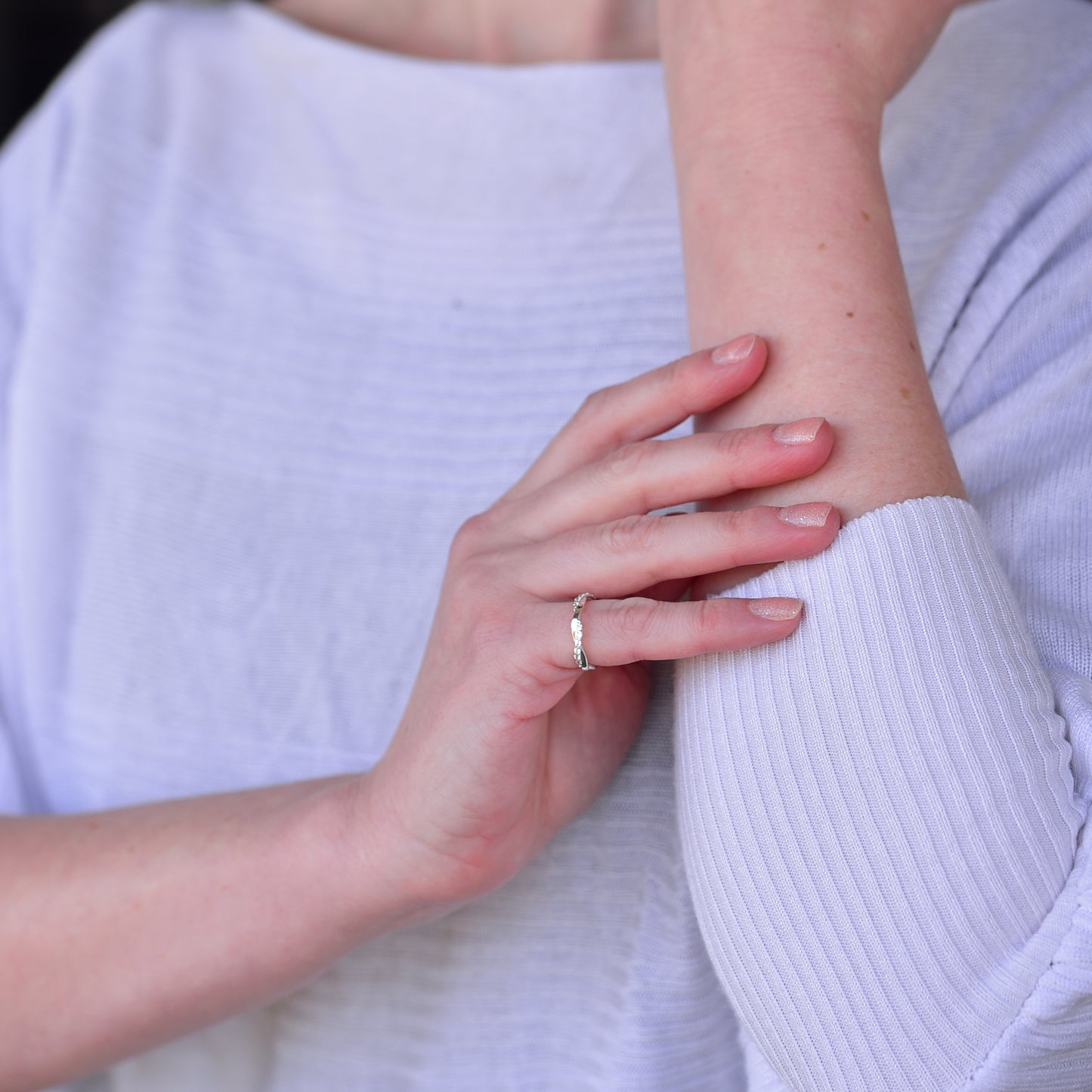 リング指輪シルバー925レディースピンキーリングジルコニア、レディースフィッティングイメージ